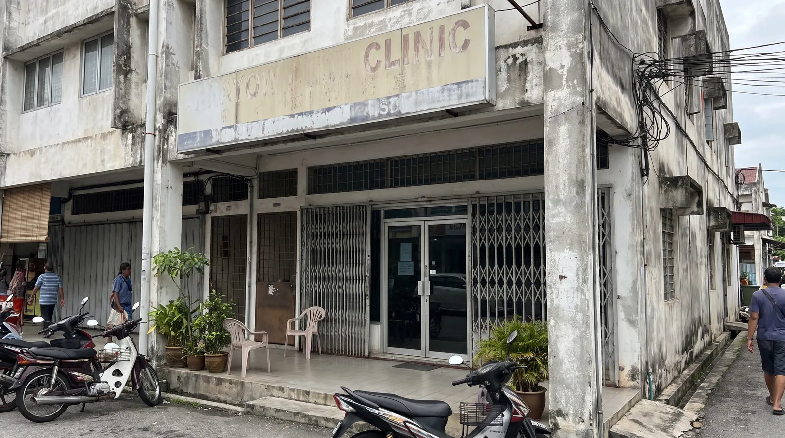 exterior entrance of a Malaysian clinic in a shoplot unit with a signboard above the door